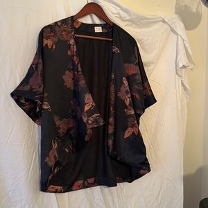Satin styled red and black patterned short sleeve kimono